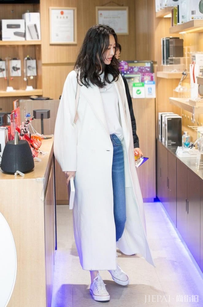 王鸥机场街拍 卷发搭配紫色毛衣尽显高级感