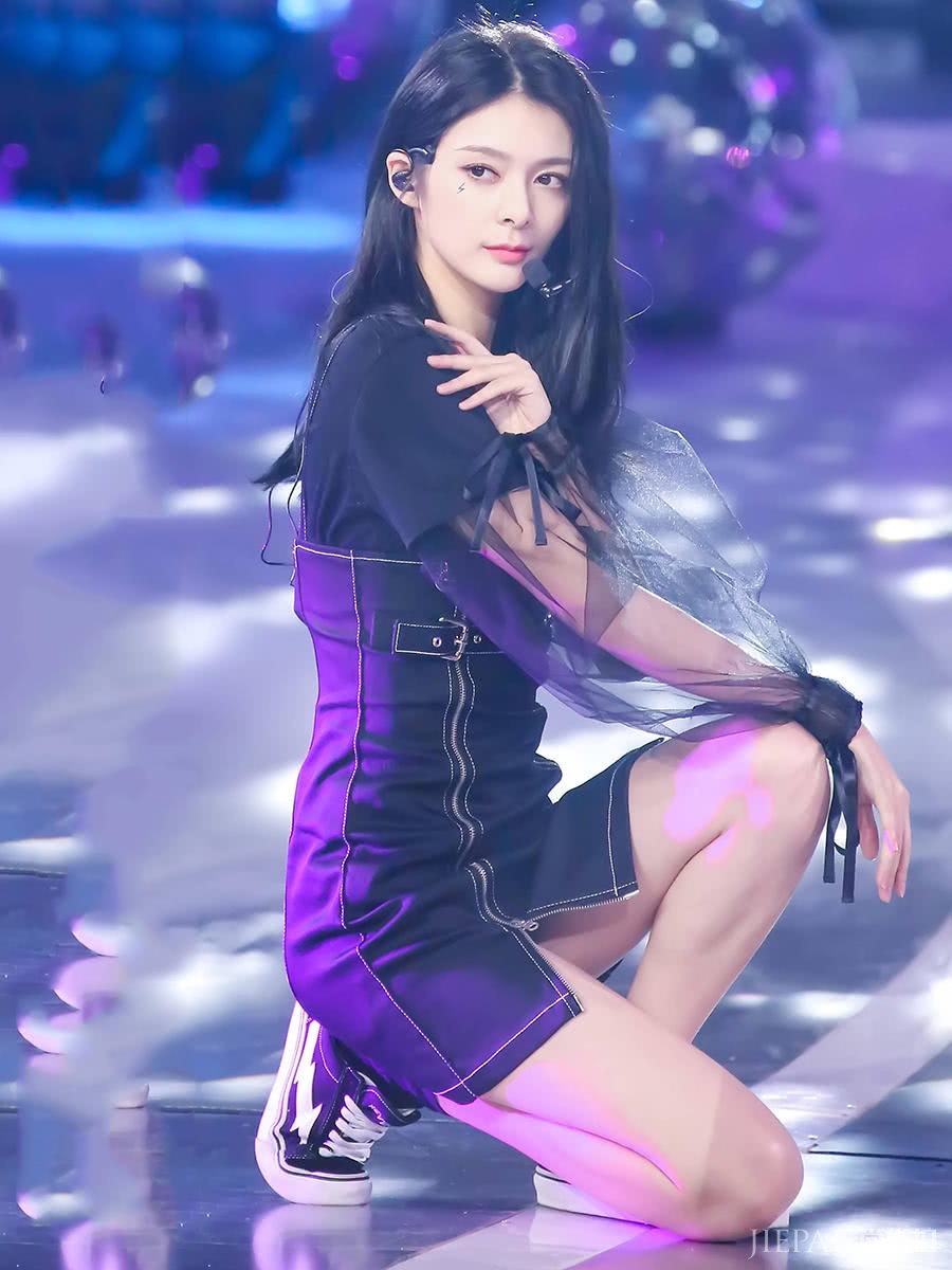 火箭少女终于合体，穿暗黑系造型，居然美出了高级感！