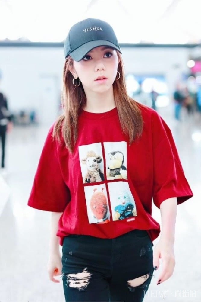 邓紫棋和男友机场街拍,同戴情侣帽酷范十足