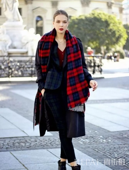 围巾搭配大衣今年流行这样搭，美翻天了