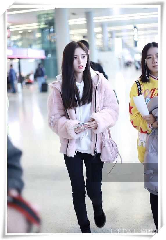 鞠婧祎粉色毛绒外套，四千年美女了！