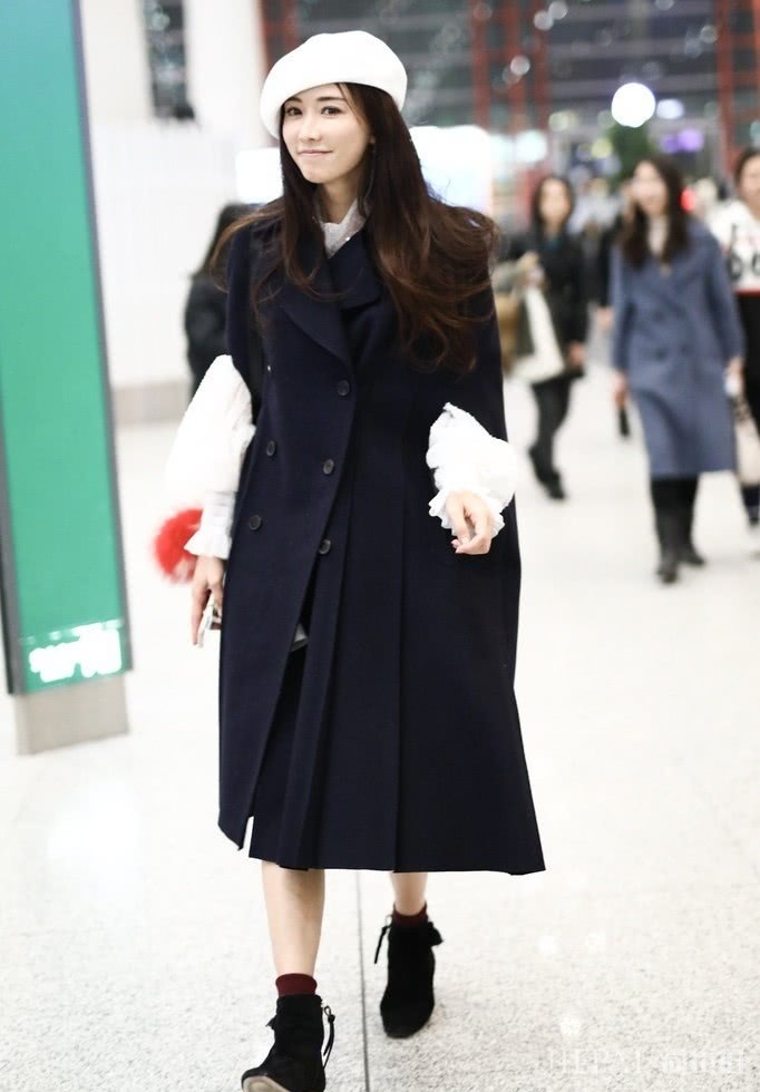 别再穿爆款了,林志玲一件斗篷两次穿,气质女神学她这样穿不会错