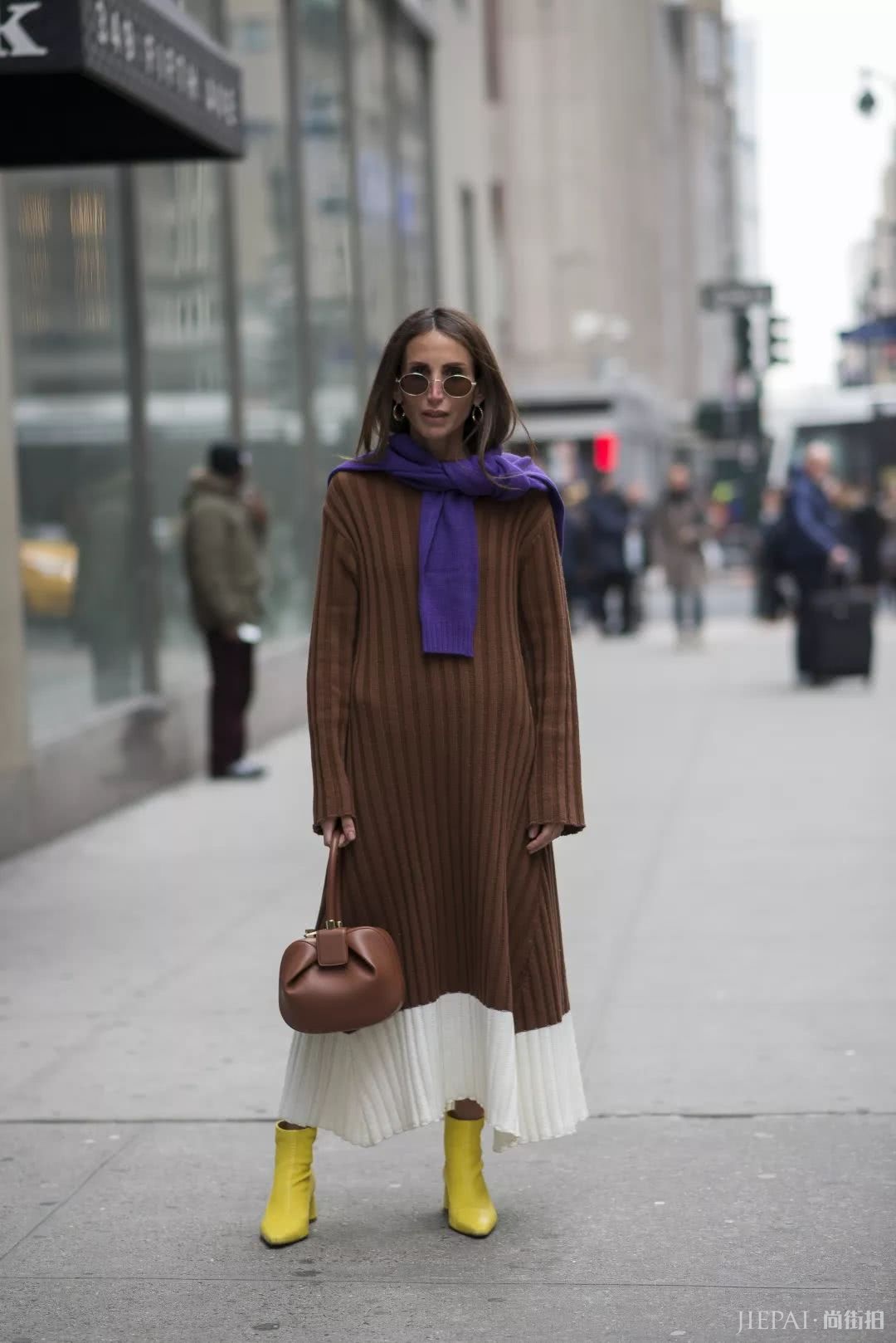 毛衣还能当围巾?今年流行“披着穿”!