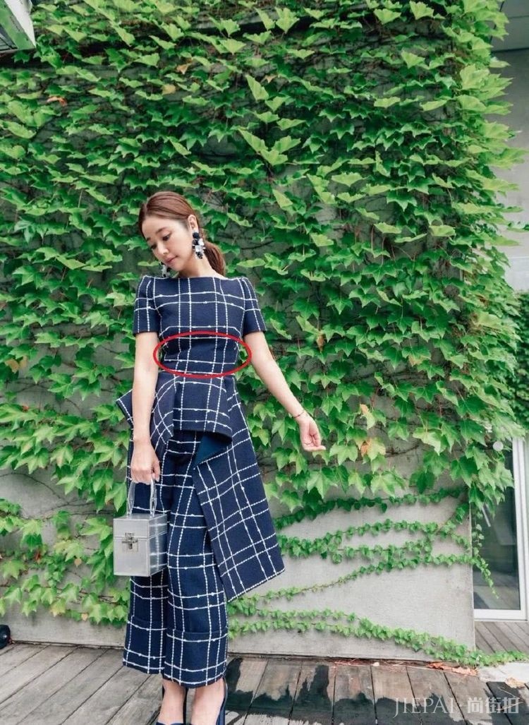 林心如腰上围着“小桌布”，搭配裤子更显臃肿肥胖，真心看不懂了