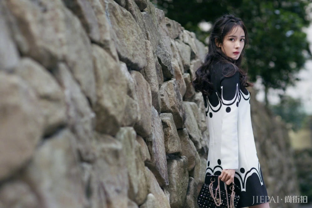 杨幂穿淡绿连衣裙扮次少女风,发型凌乱也很美