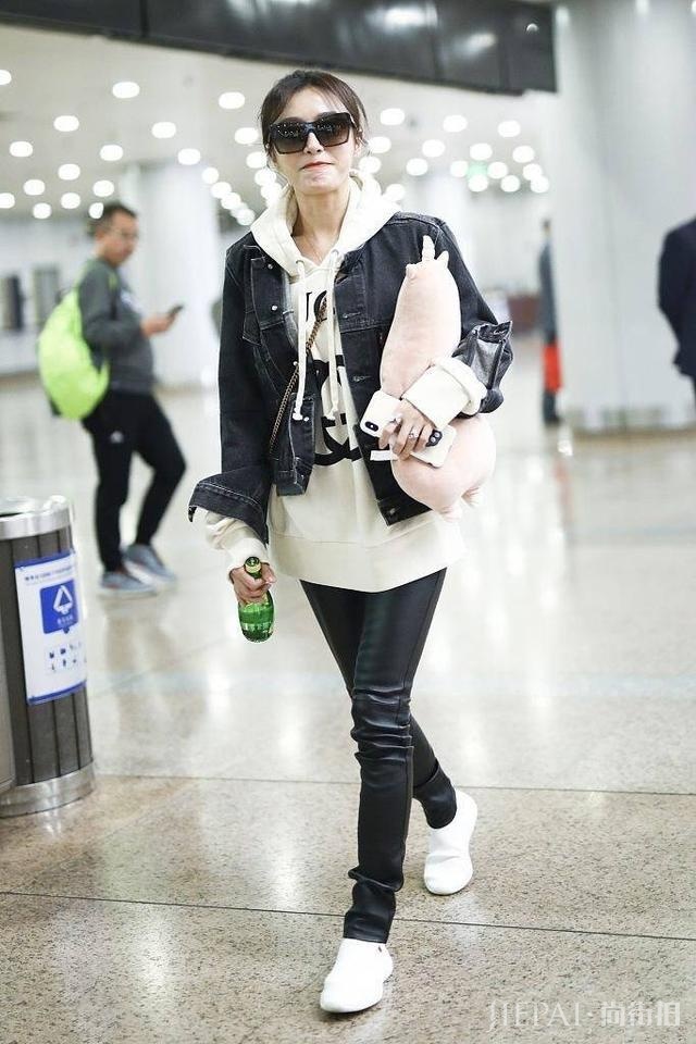 被秦岚美到了,拼色外套配百褶裙轻松美回18岁,换个新发型甜炸了