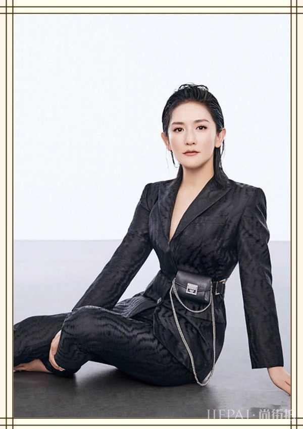 谢娜不是瘦出马甲线了吗？怎么才几天不见又从V形脸变大饼脸了？