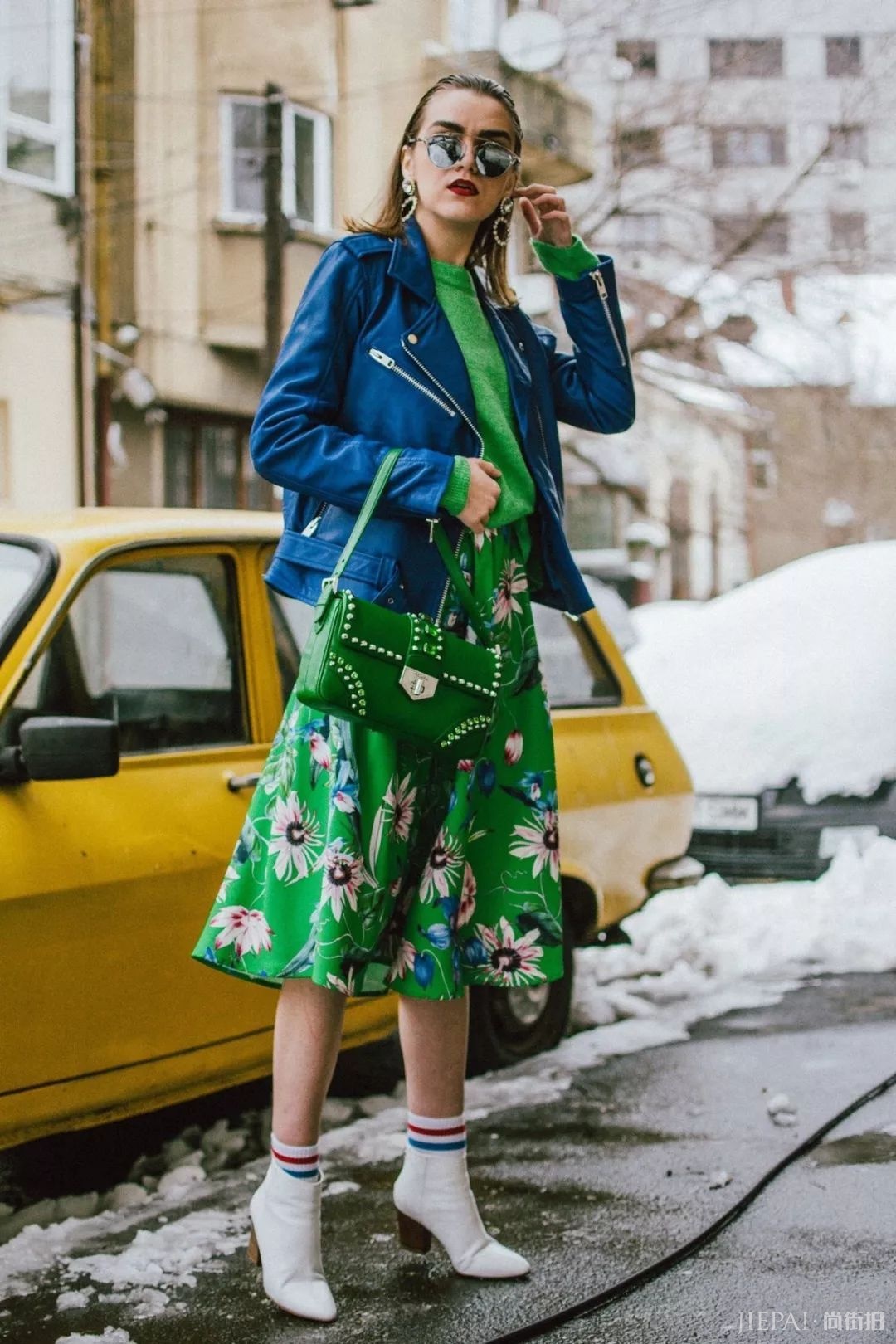 谁说红色显low？这位博主把红色穿成时尚大片，每张街拍都美到窒息！