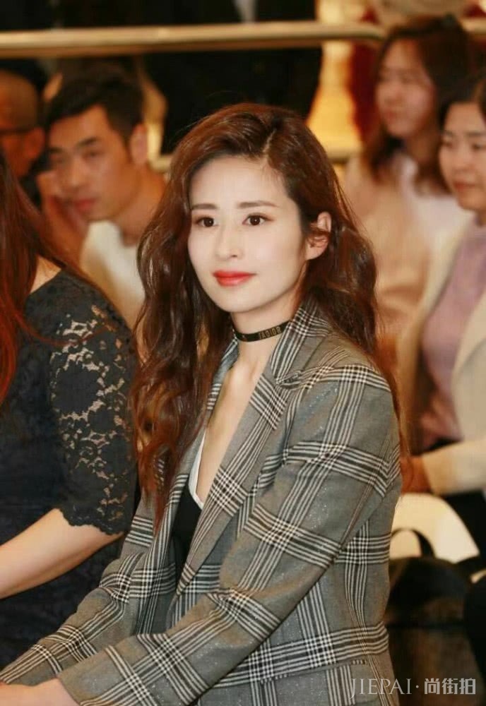 颖儿换发型大变样,一头卷发气质迷人,清新少女变气质辣妈