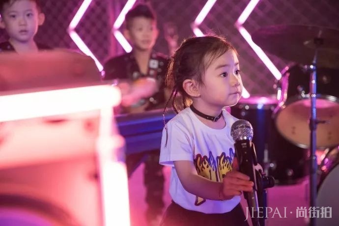 你对时尚可能还没有戚薇女儿懂得多!?