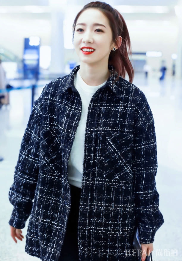 “山支大哥”孟美岐穿大衣现身!