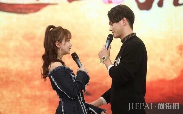 “傅璎CP”再合体,吴谨言穿一字肩扎半马尾,娇俏少女味十足