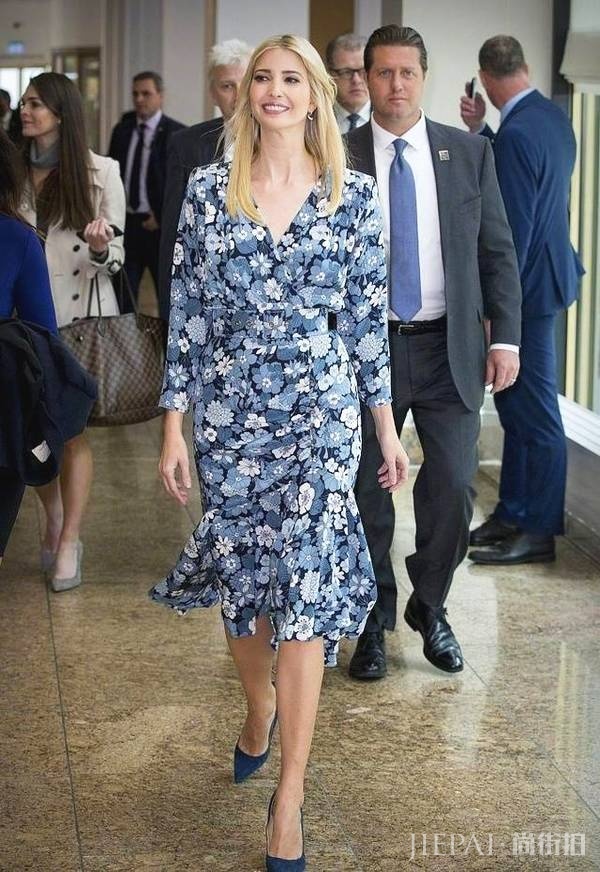 伊万卡穿金色百褶裙配紧身针织衫气质惊艳,真不愧是第一名媛