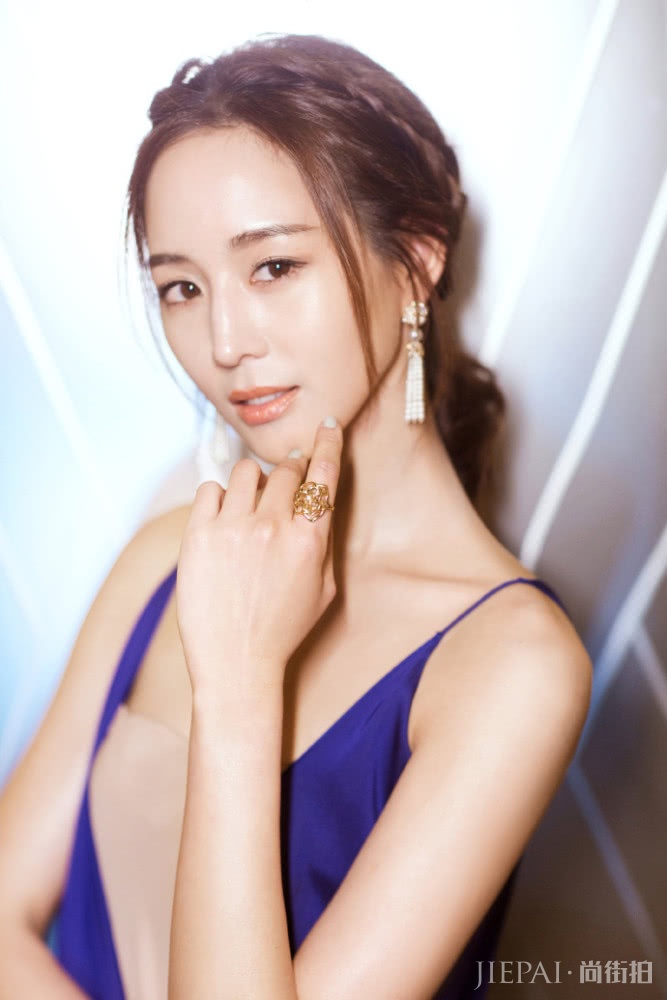 张钧甯的“蓝色穿搭”看着清新俏皮似少女,优雅又漂亮