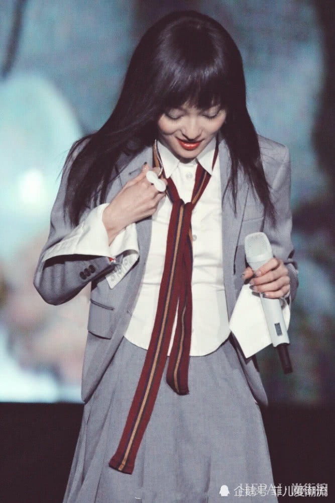 张韶涵过膝白袜配“学生装”秒变日系少女