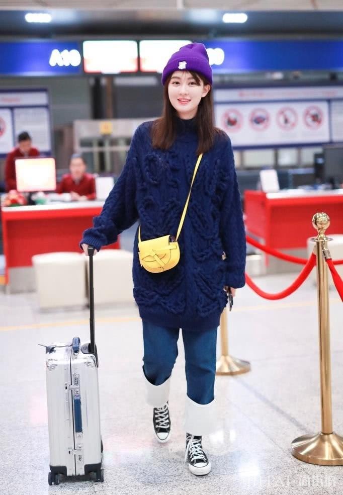 乔欣机场穿宽松毛衣+直筒裤，可爱又美美的