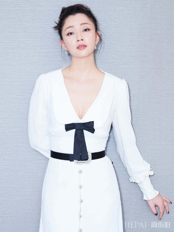 殷桃穿白裙,38岁仍美成初恋,难怪在剧中黄晓明对她一见钟情!