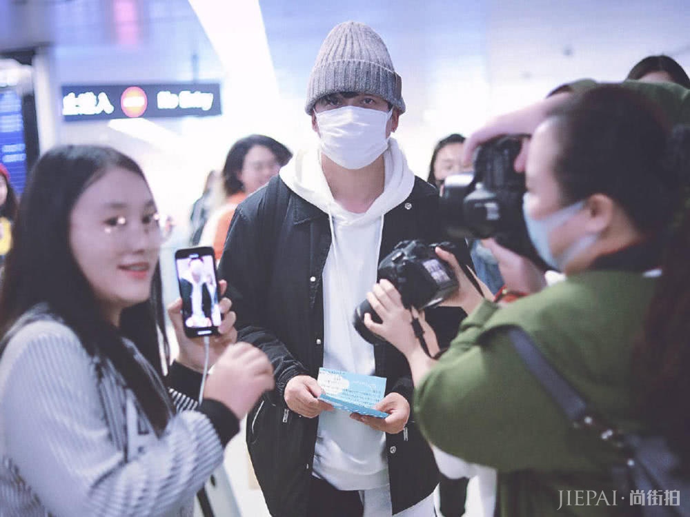 44岁潘粤明真时髦,裤子一半白一半黑,潮到不行