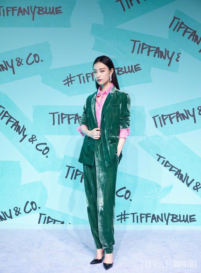 倪妮这次又穿墨绿色睡衣套装现身，却意外的时髦