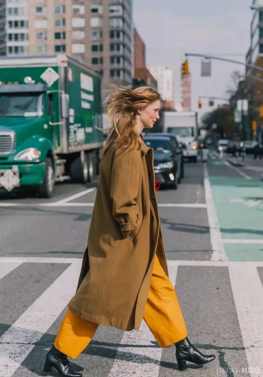 时尚又温暖火爆秋冬的大衣+短靴搭配！