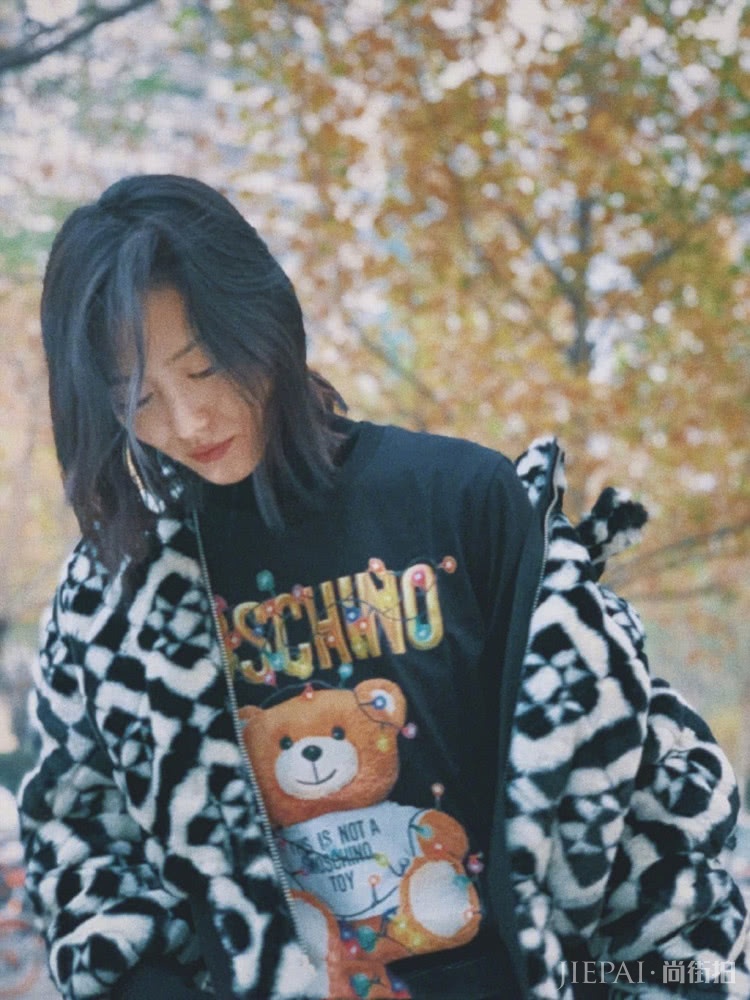 刘雯晒私服照,人造皮草夹克保暖又有型