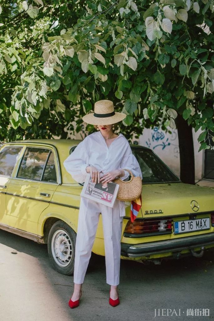 谁说红色显low？这位博主把红色穿成时尚大片，每张街拍都美到窒息！