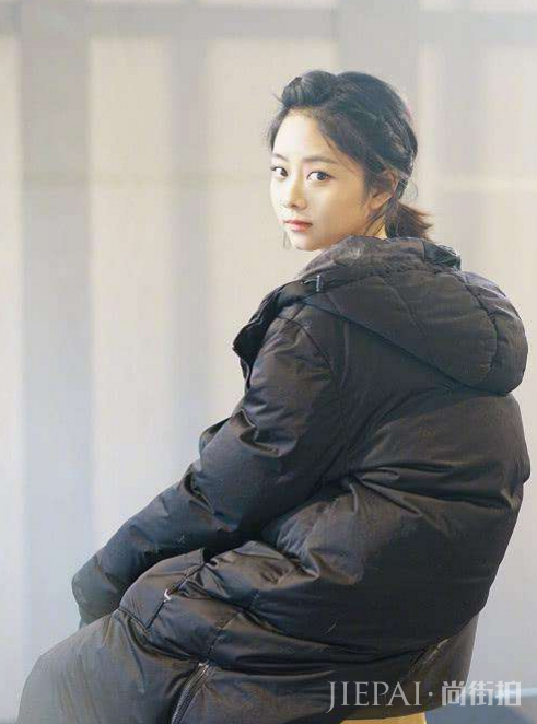 谭松韵少女颜让人服气! 背心短裙百搭造型, 没人穿得比她甜!