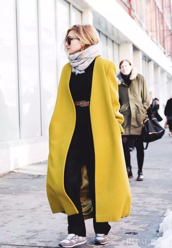 大衣配运动鞋时髦不止一点点!