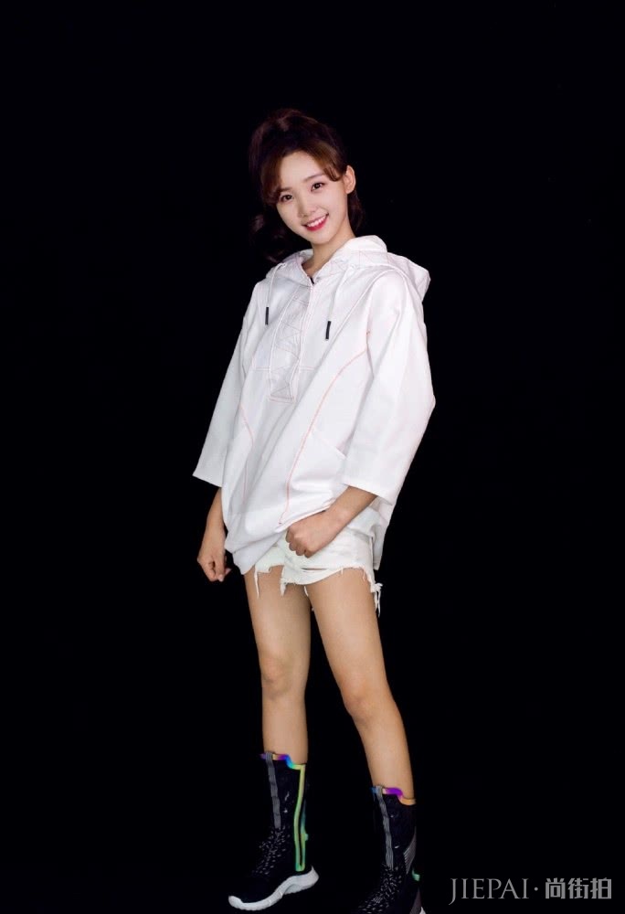 吕小雨长筒袜故意堆起来,瞬间显高10厘米