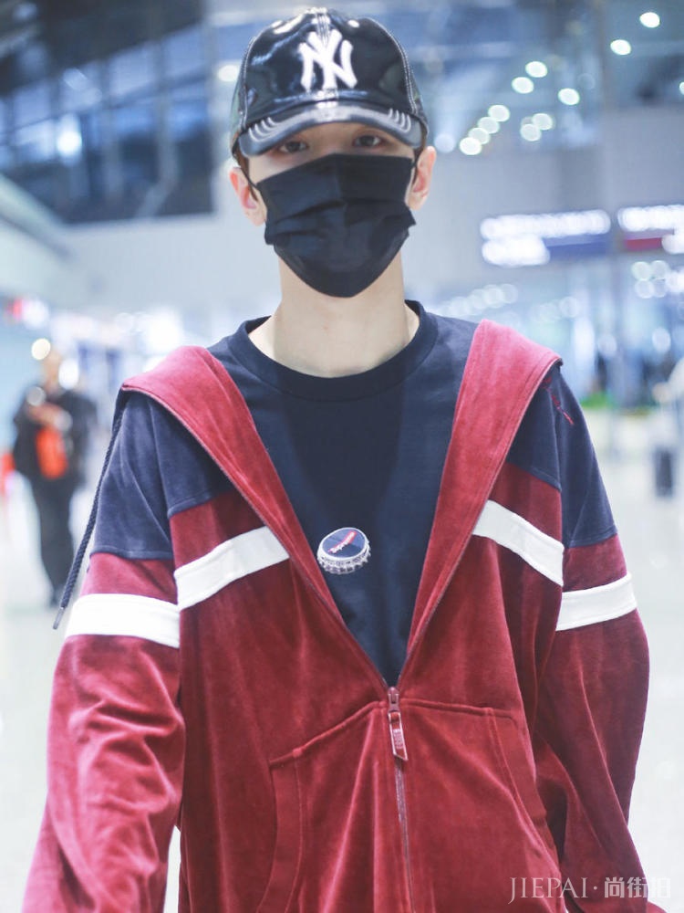 ONER坤音四子走机场,卜凡岳岳穿破洞裤,个个时髦似男模!