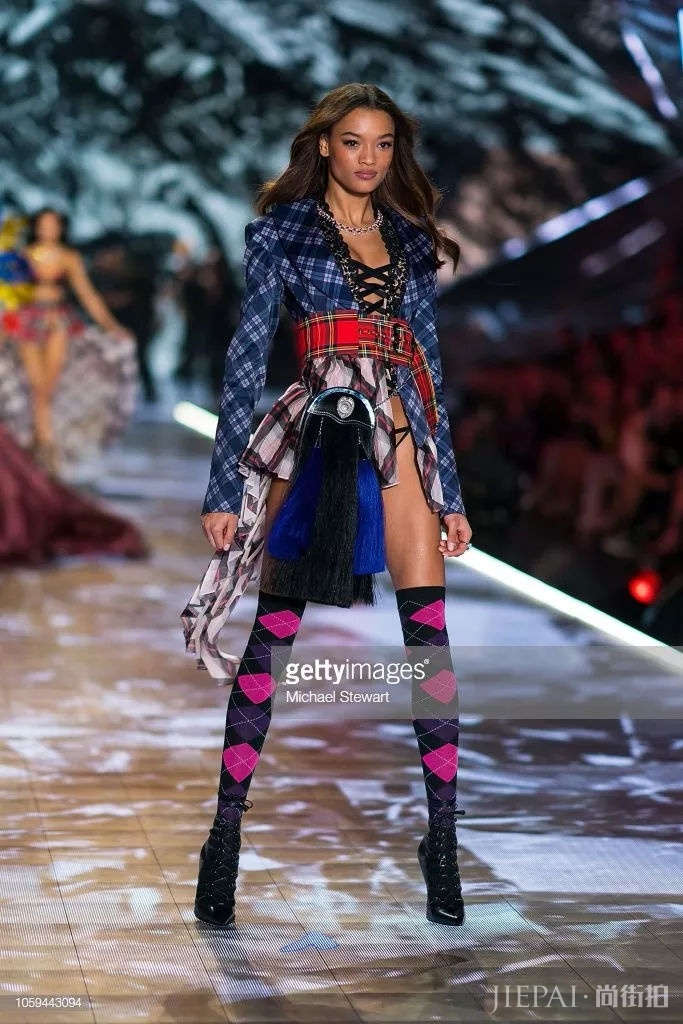 2018维密秀60套绝美Look盘点！各国超模争奇斗艳美到霸屏！