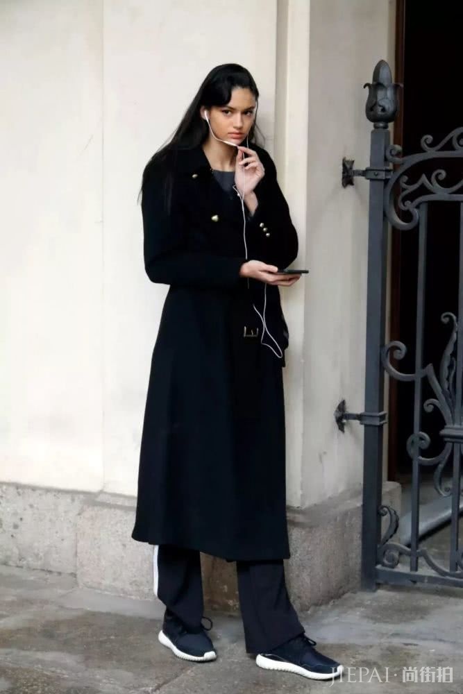 欧美街拍 大衣+球鞋冬天穿舒适时髦还显贵