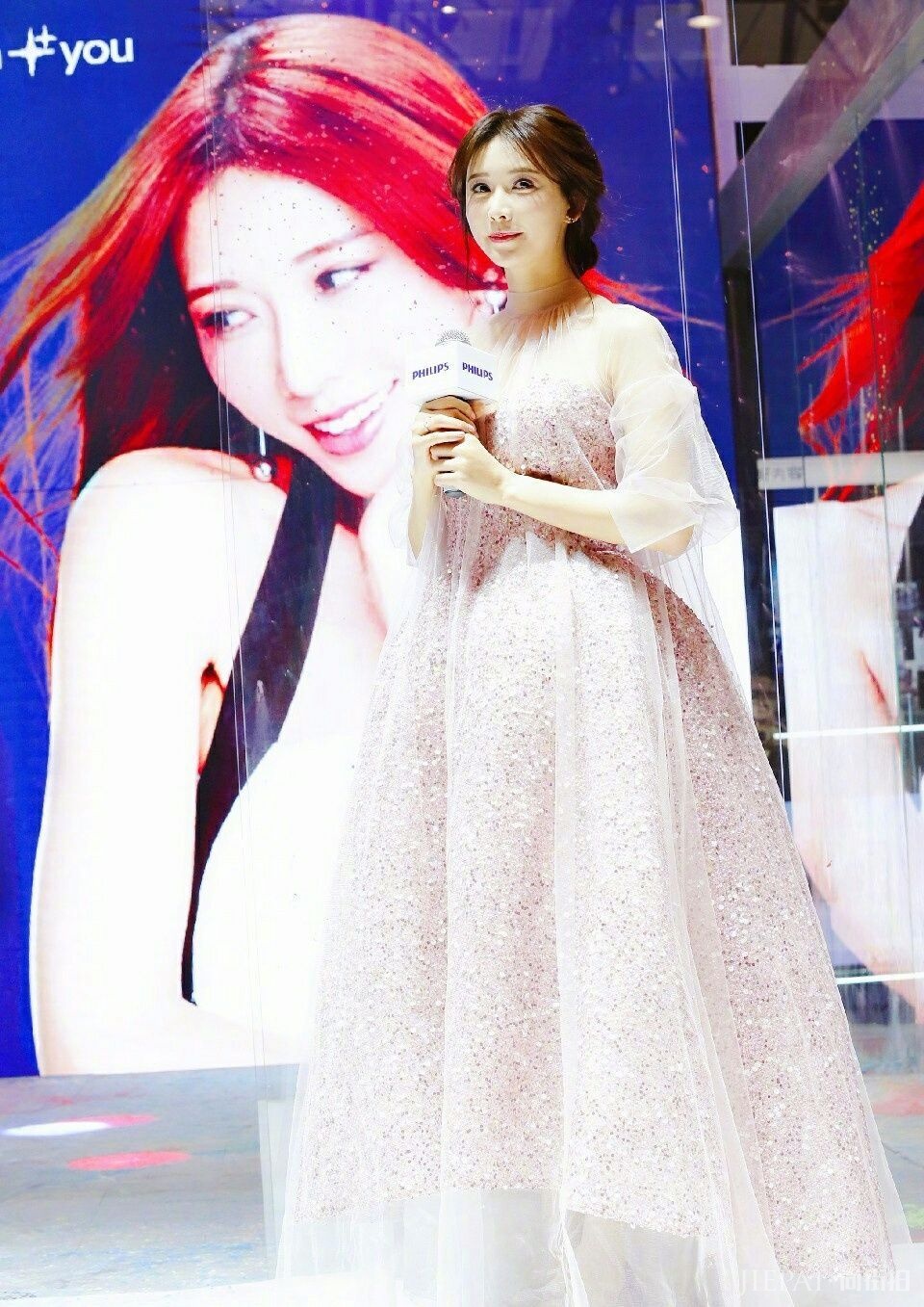 林志玲不秀身材秀针线，裙子缝上蚊帐挡灰尘？