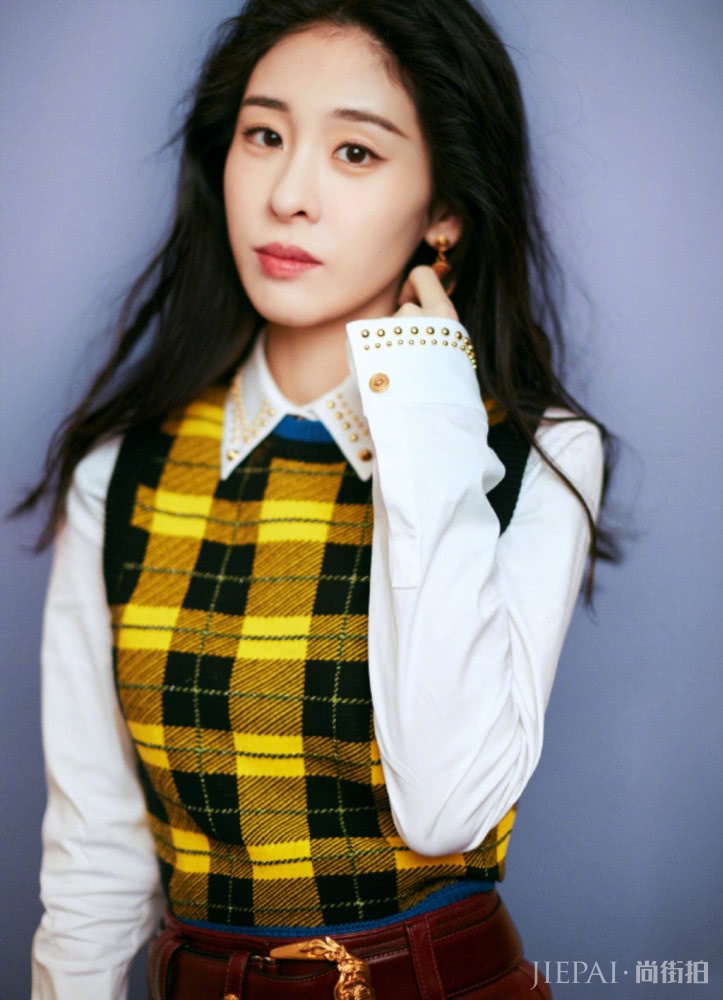 29岁张碧晨亮相盛典，造型极具质感，却被红色皮裤抢镜了