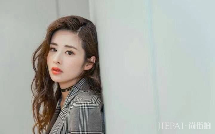 颖儿换发型大变样,一头卷发气质迷人,清新少女变气质辣妈