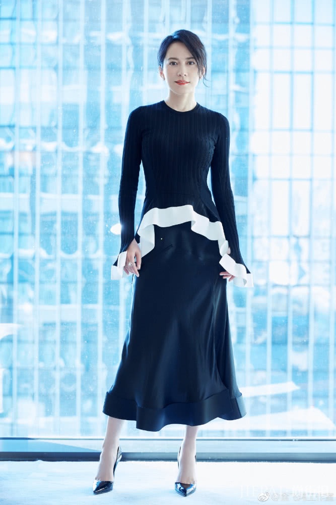 俞飞鸿简约穿搭，穿出优雅高级感，简单的打扮也气质非凡