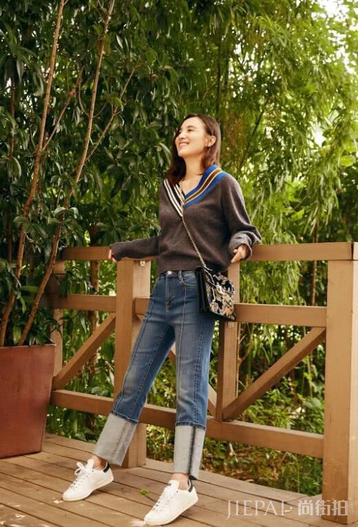 冬季毛衣可以穿这件。宋佳周冬雨接着撞，阿娇录着节目也要穿