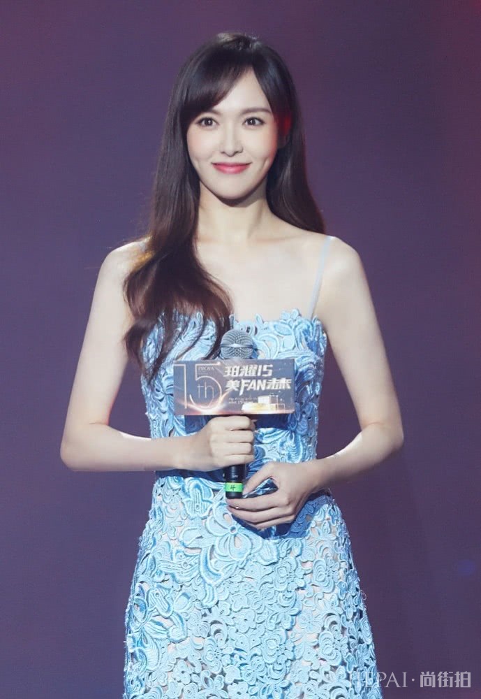 唐嫣穿蓝色镂空连衣裙仙气飘飘,少女感惊艳