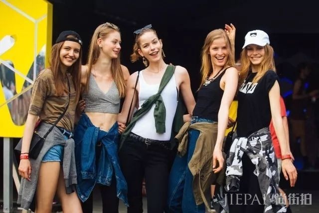 走路带风的女子，帽子也要戴出新高度！