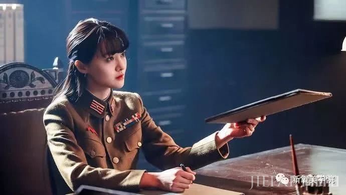 郑爽最新谍战剧照，顶着齐刘海穿军装被网友喷成筛子