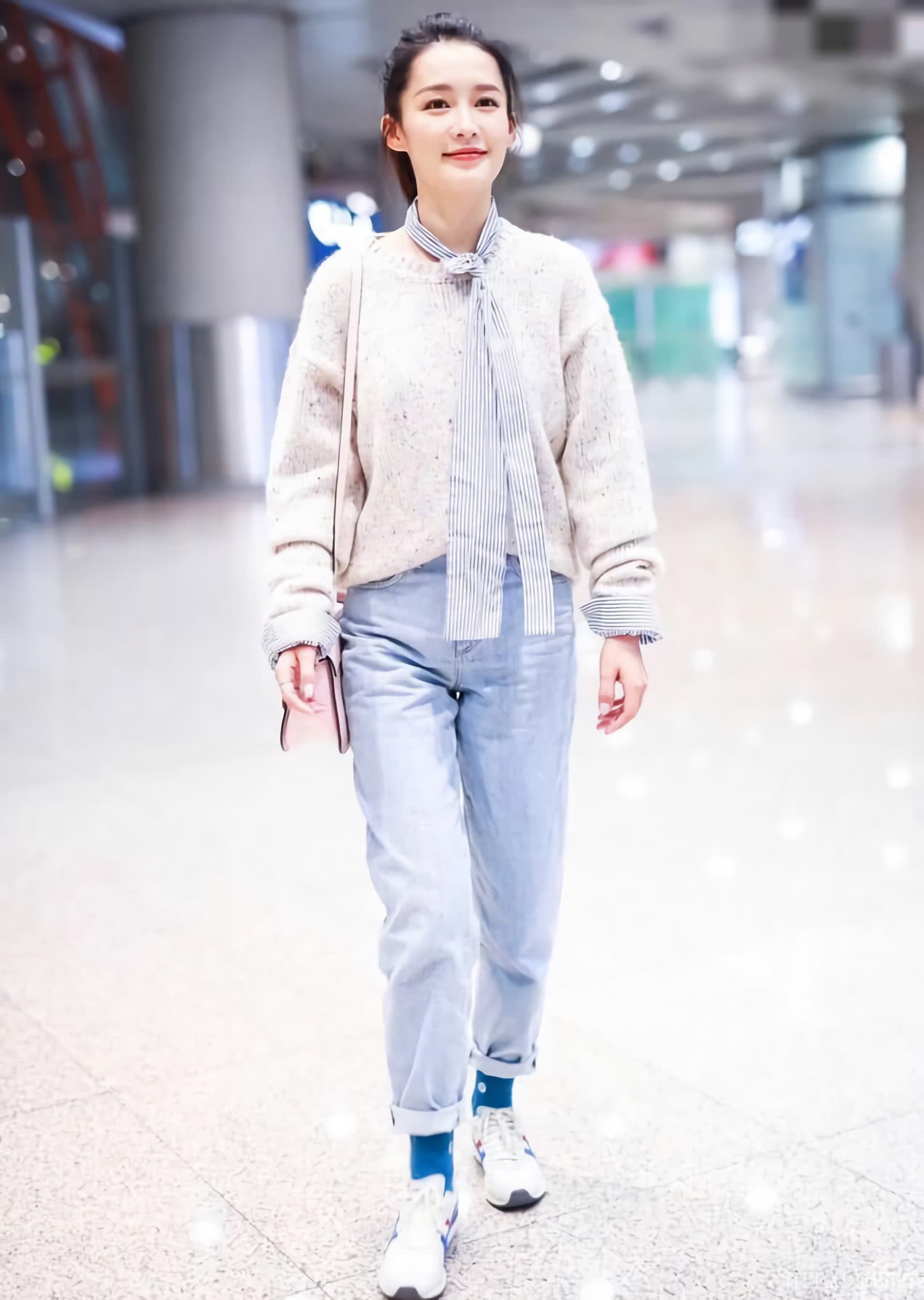 李沁乖宝宝“蓝色气球袜”裹脚踝！