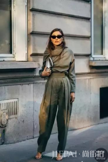 毛衣都穿错了，这样穿，才最时髦！