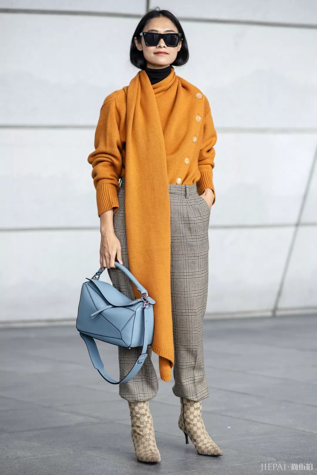 毛衣还能当围巾?今年流行“披着穿”!