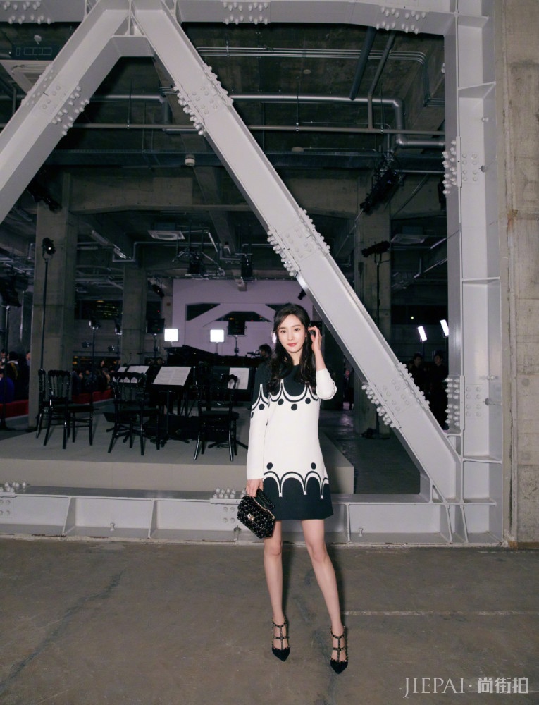 杨幂穿淡绿连衣裙扮次少女风,发型凌乱也很美