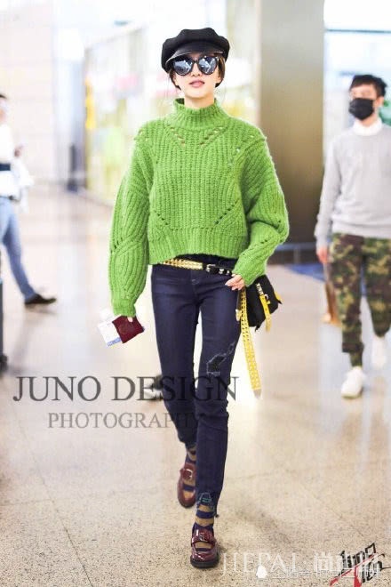 江疏影机场街拍 照片白到发光超美