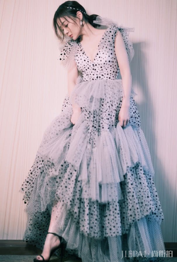 袁姗姗竟把画报拿来当裙子穿?瞬间显嫩10岁不止