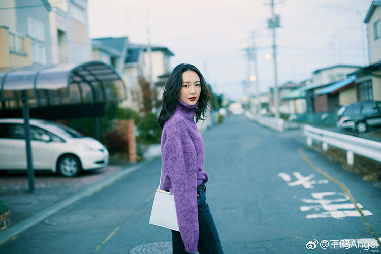 王鸥毛衣牛仔裤也能穿得这么撩人!