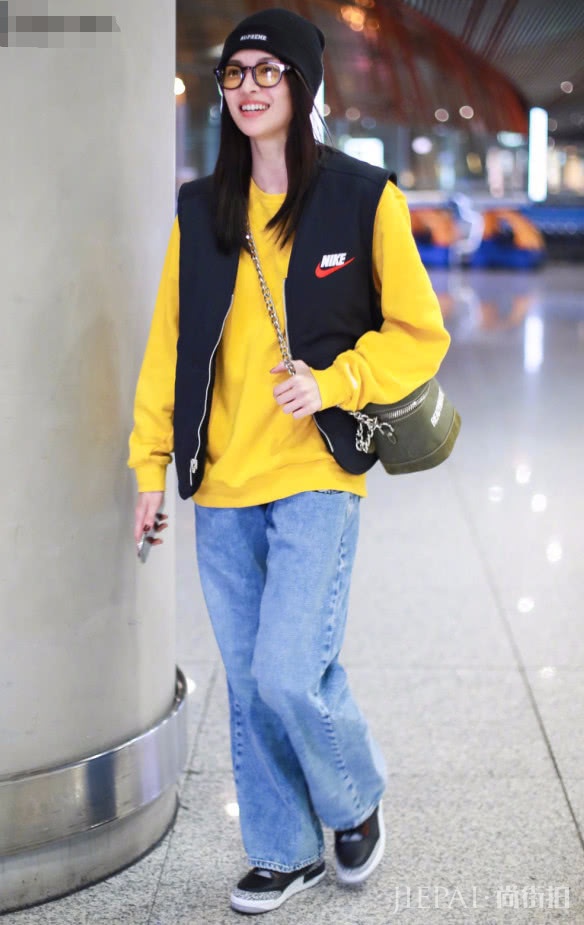 钟楚曦留“爆炸头”不仅不非主流，而且时髦炸了！