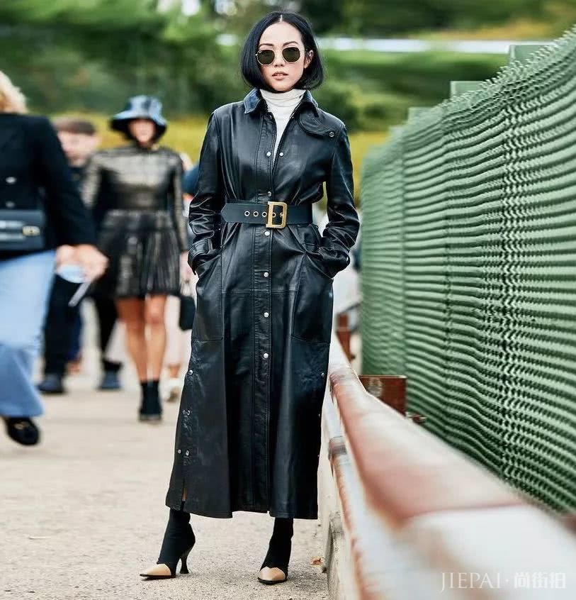 欧美街拍 风衣裙是西装裙之后又一大时髦利器