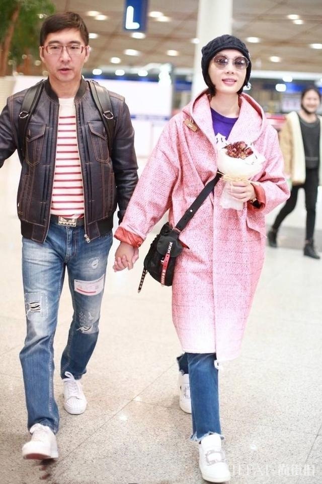 陈数一袭蓝大衣走机场,搭配破洞裤内衬秋裤不仅保暖还接地气